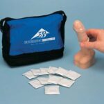 Modelo para practicar el uso de condones, piel clara